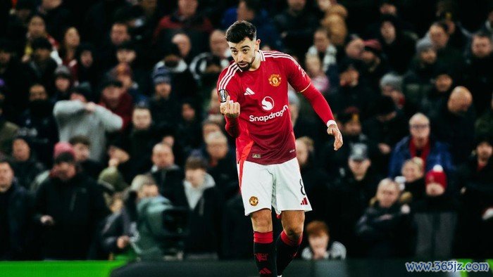 MANCHESTER, ENGLAND - NOVEMBER 28: Bruno Fernandes of Manchester United reacts during the UEFA Europa League 2024/25 League Phase MD5 match between Manchester United and FK Bodo/Glimt at Old Trafford on November 28, 2024 in Manchester, England. (Photo by Ash Donelon/Manchester United via Getty Images)