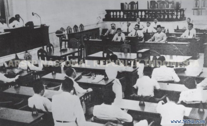 Sidang pertama Badan Penyelidik Usaha-Usaha Persiapan Kemerdekaan Indonesia (BPUPKI) pada 29 Mei-1 Juni 1945 di Gedung Chou Shangi In, yang kini dikenal sebagai Gedung Pancasila.Sidang ini membahas dasar negara.