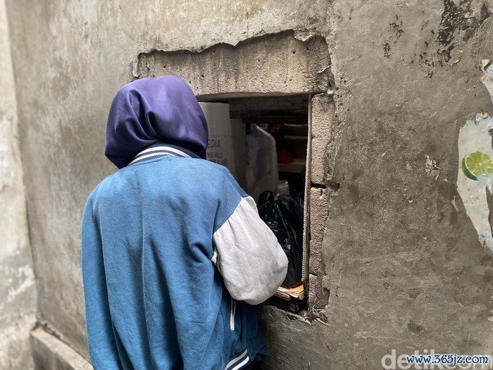 Lariis! Warung Tembok Bolong di Belakang Mall Ini Jual 400 Gorengan